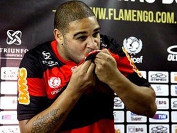 Adriano: jogador participa de treino misterioso no Flamengo