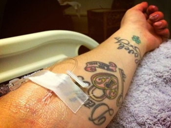 Kelly Osbourne divulga foto mostrando que está no hospital