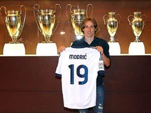 Em má fase, Real Madrid anuncia contratação do croata Modric
