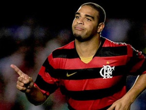 Flamengo: Adriano Imperador assina contrato até dezembro