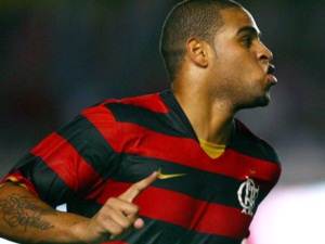 Adriano: após sumiço, Imperador treina normalmente no Flamengo