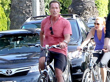 Arnold Schwarzenegger é flagrado passeando de bicicleta