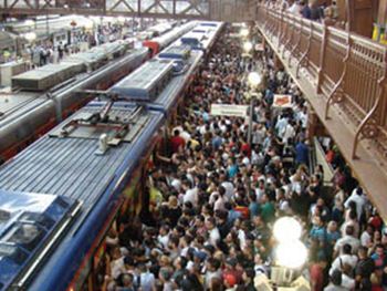 Falha em sistema de energia causa lotação e atrasos em trens de São Paulo
