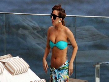 Lady Gaga aproveita o calor do Brasil e curte piscina do hotel