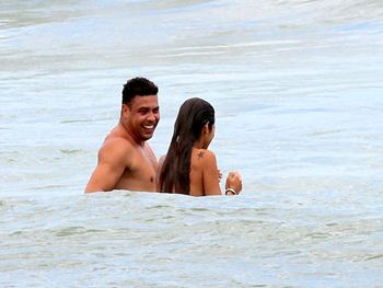 Ronaldo fenômeno aparece na praia com nova namorada