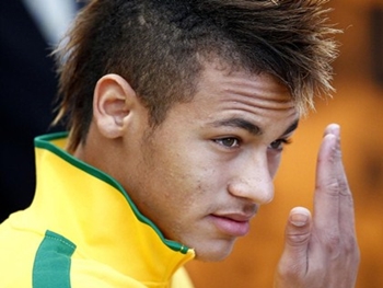Jô Soares entrevista Neymar e imita o seu penteado
