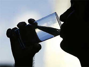 Pela primeira vez, pesquisa confirma que beber água emagrece