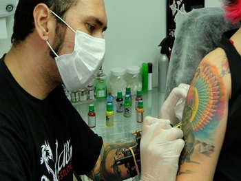 Pesquisa mostra que estúdios de tatuagem em São Paulo têm problemas no cuidado com a higiene