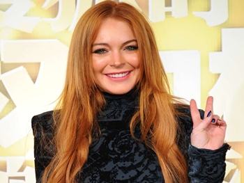 Lindsay Lohan afirma que não gosta de bebida, mas amanhece na balada