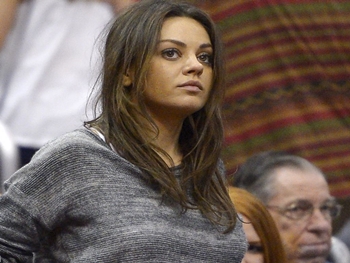 Mila Kunis exibe barriga discreta após anúncio de gravidez