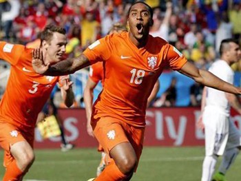 Holanda 2 x 0 Chile: Time laranja garante liderança do Grupo B e encara o México nas oitavas da Copa do Mundo 2014