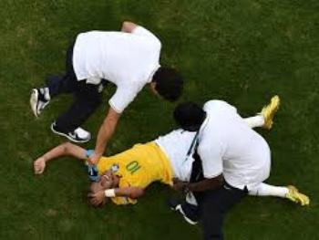 Neymar está fora da Copa após fratura na vértebra