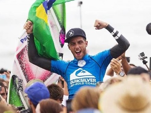 Filipe Toledo é campeão de surf na Austrália